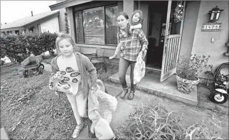  ?? Photograph­s by Al Seib Los Angeles Times ?? THE STORM will probably bring a long period of nonstop rain. Above, Marit ter Mate-Martinsen and her two daughters pack their van.