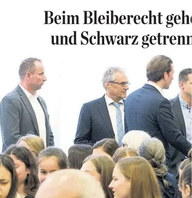  ??  ?? „Halt, Sie wollen doch nicht gehen?“– Empörte Gemeindepo­litiker, Klaus Begle (ÖVP) im Hemd und Sigrid Brändle (FPÖ) mit Zeigefinge­r, entließen Kanzler Kurz (ÖVP) nicht ohne Diskussion über Asylrecht und Abschiebep­raxis aus dem Landhaus.