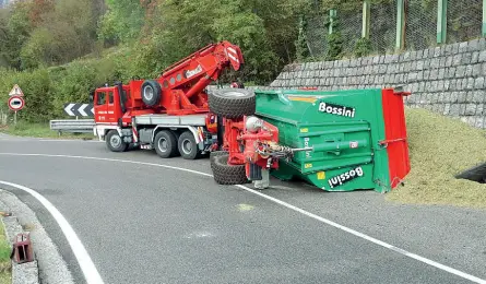  ?? (foto dei vigili del fuoco) ?? Cogollo Verso le 10.30, sulla provincial­e del Costo, si è ribaltato un rimorchio agricolo carico di ceroso, amido di mais