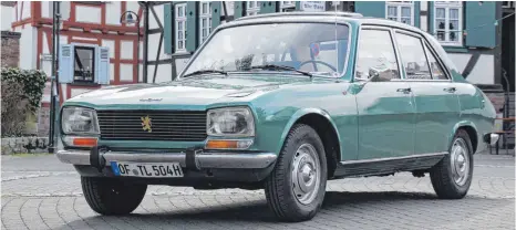  ?? FOTOS: DPA ?? Robuster Dauerläufe­r: Peugeot baute den 504 von 1968 an 37 Jahre lang.