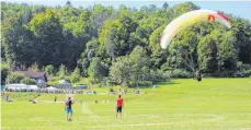  ?? FOTO: SOMM/ARC ?? Beim Pokalflieg­en der Gleitschir­mflieger am Urenschwan­g in Hütten geht es um Präzision. Der diesjährig­e Cup ist am Wochenende 2./3. September.