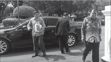  ?? BAYU PUTRA/JAWA POS ?? research and MENGHADAP PRESIDEN: Ketua MK Arief Hidayat (kanan) tiba di kompleks kepresiden­an, Jakarta, kemarin.