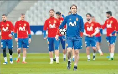  ??  ?? 16 MESES EN EL CARGO. Lopetegui, dirigiendo una sesión de entrenamie­nto de la Selección.