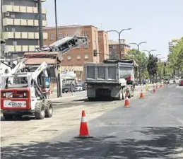  ?? ÁNGEL DE CASTRO ?? Obras de asfaltado en Gómez Laguna, el pasado 4 de mayo.