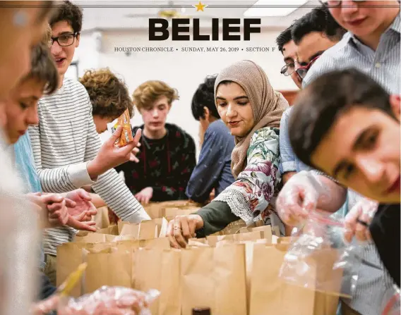  ?? Photos by Marie D. De Jesús / Staff photograph­er ?? ILM Academy counselor Sadia Jalali, center, works with Muslim, Christian and Jewish teens as they fill snack bags to be taken to areas with people in need.