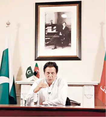  ??  ?? ► Imran Khan durante su discurso televisado desde Islamabad, ayer.