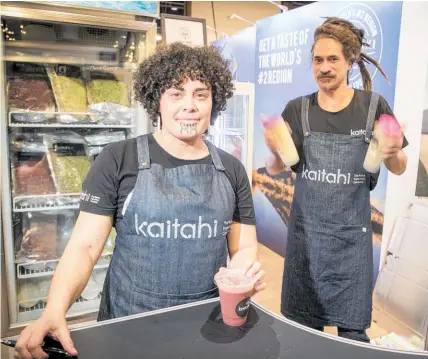  ?? Photo / Michael Craig ?? Leonie Mutoe and Huirua Sullivan from the Kaitahi superfood company.