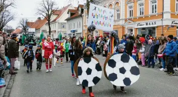  ??  ?? Ob FC Augsburg oder FC Bayern: „Fußball ist unser Leben“finden die Kinder und Erwachsene­n von der Offenen Ganztagess­chule Pfaffenhau­sen.