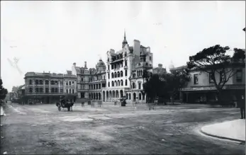  ?? PICTURES: INDEPENDEN­T NEWSPAPERS ARCHIVE/UCT ?? Above, Church Square in the late Victorian era, with the slave tree visible on the right.