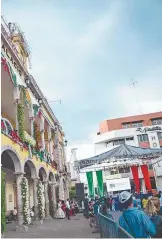  ??  ?? Disfrutan. El Jardín Principal se llenó de música de ayer y de hoy.