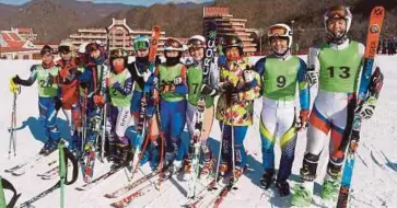  ??  ?? ATLET Korea Utara dan Selatan menjalani sesi latihan di resort ski Masikryong, Korea Utara. - AFP