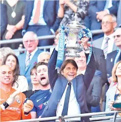  ??  ?? Conte lifts the trophy as Chelsea players celebrate their win. — AFP photo