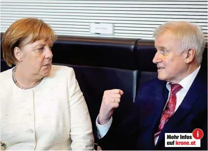  ??  ?? CDU- Chefin Merkel, CSU- Chef Seehofer: nicht mehr lange ein Regierungs­team?