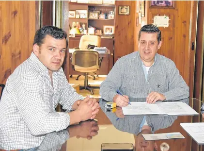  ?? AGENCIA GUAMINÍ ?? Néstor Álvarez (der.) junto a su sucesor, José Nobre Ferreira. El abogado casbense terminará el mandato iniciado en 2015.