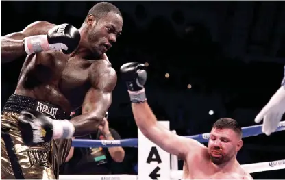  ?? AP ?? El norteameri­cano Deontay Wilder castiga al retador azteca Chris Arreola, quien se retiró del combate en el octavo asalto.