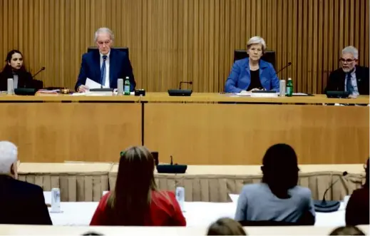  ?? PAT GREENHOUSE/GLOBE STAFF ?? US Senators Ed Markey and Elizabeth Warren held a subcommitt­ee hearing on the rise of for-profit health care, in the State House’s
Gardner Auditorium last week.