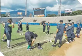  ?? ?? Los Cañeros ya reconocier­on el campo donde harán su debut en la competició­n.