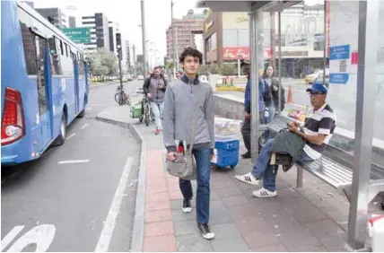  ??  ?? PERSONAJE. El escritor quiteño José Gabriel Dávila camina por las calles del norte de la ciudad antes de subir a un bus.