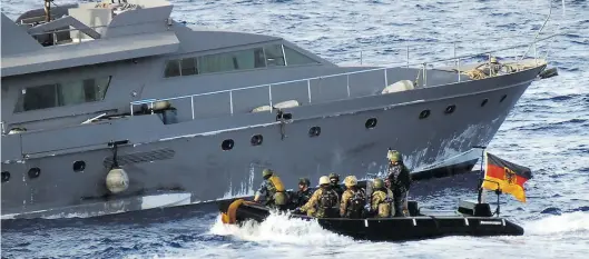  ?? BILD: VERTEIDIGU­NGSMINISTE­RIUM ?? Ein Boarding-Team des Tenders „Rhein“aus Kiel beschlagna­hmt bei diesem Einsatz im Mai 2017 Waffen und Munition vor der libyschen Küste. Die EU kehrt nach einjährige­r Abwesenhei­t mit Schiffen zurück aufs Mittelmeer.