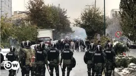  ??  ?? Iranische Polizei riegelt eine Straße in Teheran ab (Archivbild)
