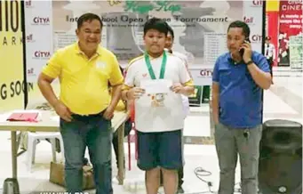  ??  ?? CHRISTIAN Aquino, in the middle, after receiving his cash prize from brgy. Iponan chair Dondon Allorin. (Supplied Photo)