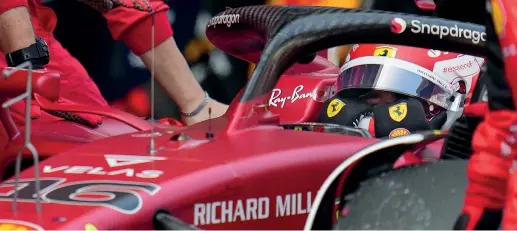  ?? ?? Ritiro Charles Leclerc, 24 anni, si dispera dopo aver riportato la Ferrari in garage al 27° giro del Gp di Spagna. Prima del guasto era primo con un ampio margine (Afp)