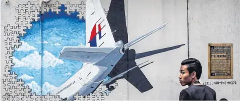  ?? Foto: Fazry Ismail, dpa ?? Ein Gemälde auf einer Wand in der Nähe von Kuala Lumpur erinnert an Flug MH370, der mit 239 Menschen an Bord verschwand.