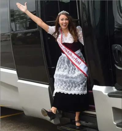  ?? DAVID BEBEE, RECORD STAFF ?? Reigning Miss Oktoberfes­t Holly Pearson boards a limo bus to Toronto for one of her final events as the festival’s ambassador.