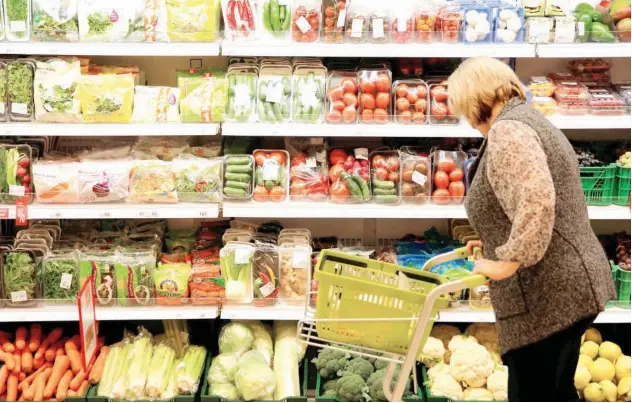  ?? Reuters ?? ↑
A customer shops at a Victoria supermarke­t in Moscow.