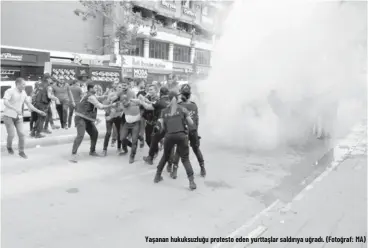  ??  ?? Yaşanan hukuksuzlu­ğu protesto eden yurttaşlar saldırıya uğradı. (Fotoğraf: MA)