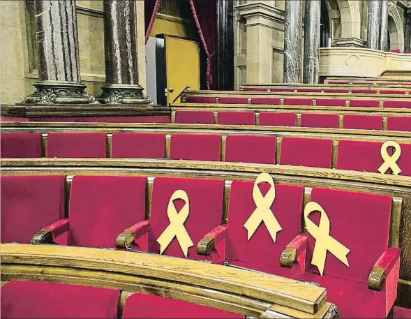  ??  ?? Los lazos amarillos se acumulan en cada sesión plenaria en los escaños de JxCat y ERC en el Parlament