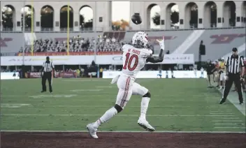  ?? MARCIO JOSE SANCHEZ/AP ?? UTAH WIDE RECEIVER MONEY PARKS (10) makes a touchdown catch during the first half of the team’s game against Southern California on Saturday in Los Angeles.