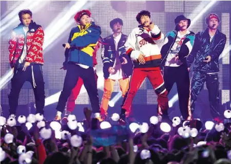  ?? GETTY ?? BTS aus Südkorea ist die erfolgreic­hste K-pop-band der Stunde. Ihre Musikvideo­s brechen regelmässi­g Youtube-rekorde.