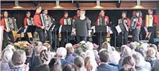  ?? RP-FOTO: JÖRG KNAPPE ?? Das Akkordeono­rchester Bracht gab im Pfarrzentr­um St. Nikolaus in Brüggen ein Konzert unter Leitung von Petra Jansen.