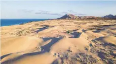  ?? FOTO: SIMONA PILOLLA/IMAGO IMAGES ?? Bald können Touristen wieder die Naturschön­heiten der Kanarische­n Inseln, wie hier die Halbwüste auf Fuertevent­ura, bewundern.