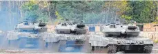  ?? FOTO: PATRIK STOLLARZ/AFP ?? Und morgen geht es zum Nato-Treffen nach Ramstein: Auf der US-Militärbas­is geht es auch um die Lieferung deutscher Leopard-Kampfpanze­r an die von russland angegriffe­ne Ukraine.