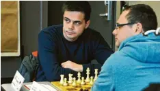  ?? Fotos: Fred Schöllhorn ?? Milos Stankovic (links), Internatio­naler Meister aus Bulgarien, wird seiner Favoritenr­olle beim Augsburger Turnier als derzeit Führender gerecht.