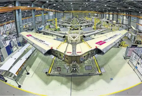  ?? PABLO CABELLOS / AIRBUS ?? Componente­s de las colas del A350-1000 ensamblado­s en la fábrica de Airbus en Getafe.