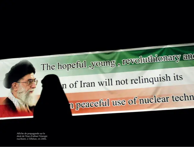  ?? © Afp/behrouz Mehri ?? Affiche de propagande sur le droit de l’iran d’utliser l’énergie nucléaire, à Téhéran, en 2006.