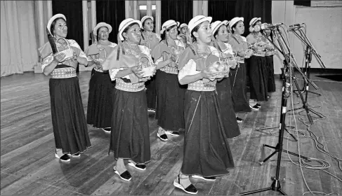  ?? CORTESÍA PREFECTURA DE TUNGURAHUA ?? •
El Coro de Santa Rosa participó en el Festival realizado en el Teatro Lalama. Ellas interpreta­ron música religiosa.