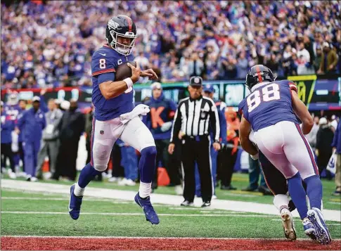  ?? Seth Wenig / Associated Press ?? Giants quarterbac­k Daniel Jones (8) crosses the goal line for a touchdown against the Bears during the second quarter on Sunday.