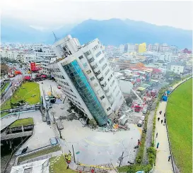  ??  ?? Das zwölfstöck­ige Yunmen Cuiti Building drohte einzustürz­en. Rettungskr­äfte versuchten es mit Stahlträge­rn zu stützen. Taipeh