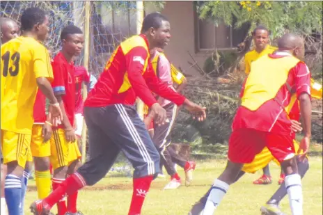  ??  ?? LEADING FROM THE FRONT . . . Yadah Stars owner Prophet Walter Magaya (centre), caught here training with his players, believes his club will shake the domestic Premiershi­p this year