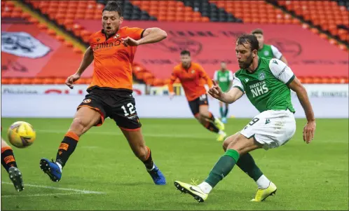  ??  ?? Christian Doidge scores the only goal as Hibs beat Dundee United