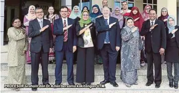  ??  ?? PROFESOR Graham dan Dr Azlan bersama kakitangan UTM.