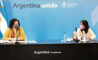  ??  ?? BUENOS AIRES. La ministra Carla Vizzotti y la secretaria Legal, Vilma Ibarra, durante el anuncio.