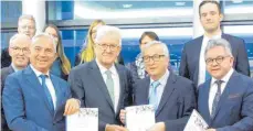  ?? FOTO: DPA ?? Ministerpr­äsident Winfried Kretschman­n ( 2. v. li., Grüne) übergibt mit Innenminis­ter Thomas Strobl ( li.) und Justizmini­ster Guido Wolf ( re.) das Europaleit­bild an Jean- Claude Juncker ( 2. v. re.), Präsident der Europäisch­en Kommission.