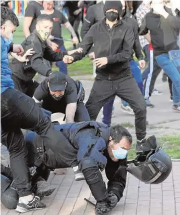  ?? EFE ?? Agresión en Vallecas a un agente de la Policía en el acto de Vox