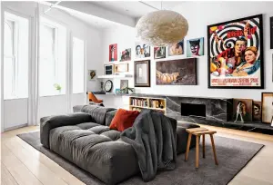  ??  ?? Living Room
A ledge of Calacatta black marble integrates a desk, book storage, and a fireplace.