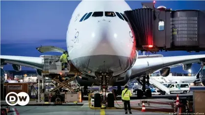  ??  ?? Airbus A380 de Lufthansa en el aeropuerto de Francfort del Meno